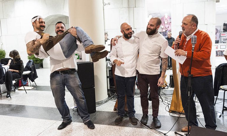 identitagolose's tweet photo. Che festa da Nemo! Le immagini della cena benefica al Niguarda. Bontà e sorrisi dispensati a chi soffre di disfagia https://t.co/aSIl0rWKLT https://t.co/VB5UUope5T