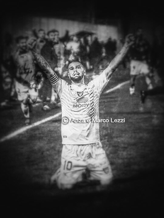 PazzodelL's tweet photo. C'è solo un capitano!
L'anima.
Il cuore.
L'orgoglio.
C'è solo un capitano!

#Lecce 

( foto di Marco Lezzi)

@leporic https://t.co/X2saNlXtSW