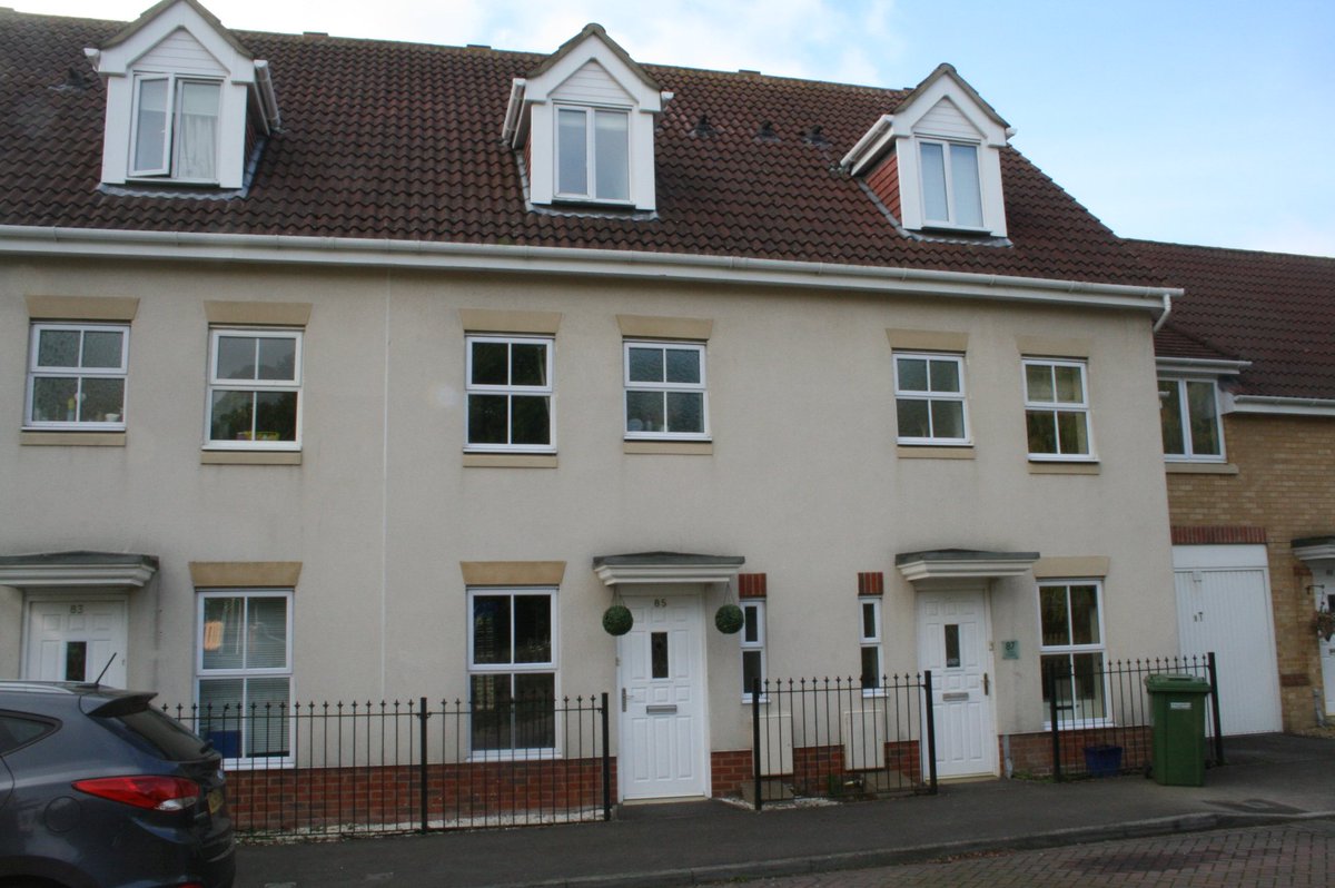 Stunning three bed house with top floor master bedroom, dressing area &amp; ensuite. #propertyhants <a href="/LeadersLimited/">Leaders</a> £1100pcm #torent