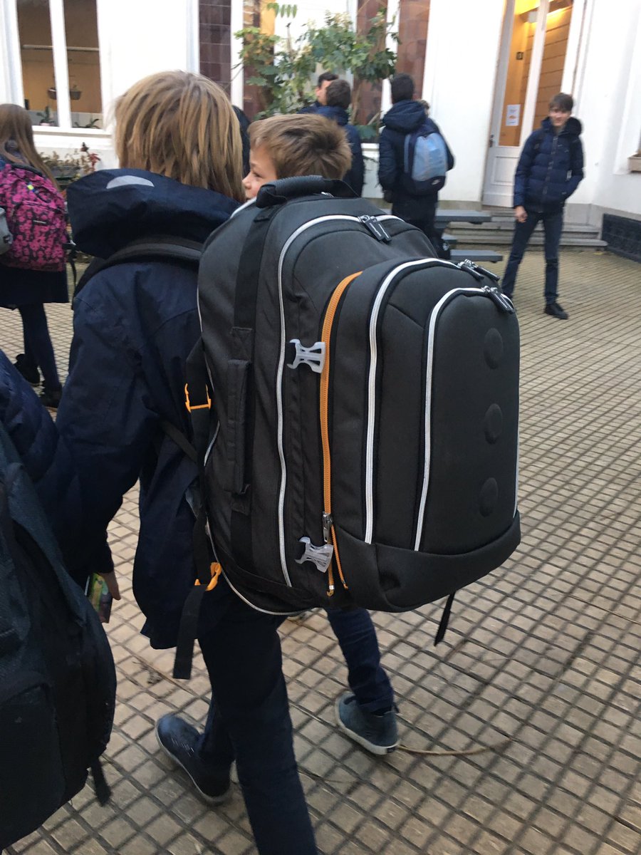 MaxvandeKamp's tweet photo. wou dat mn banksaldo groeide als de rugzakken van de eerstejaars https://t.co/suXcTMGuvR