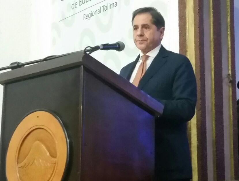CAEEF1's tweet photo. Sr. Martin Santiago #PNUDCol menciona la importancia que tiene para el desarrollo del país la seguridad humana #DialogosEjércitoFuturo https://t.co/cr2v1doWuP