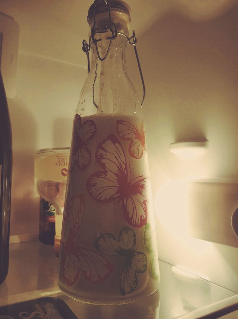 shnuppah's tweet photo. Så fornøyd med aller første forsøk på egen laget melkekefir, ble fyldig og fin😍 #sunnesaker #godtarmhelse #næringforkroppen #fermentering https://t.co/QLZ2gPxa9X