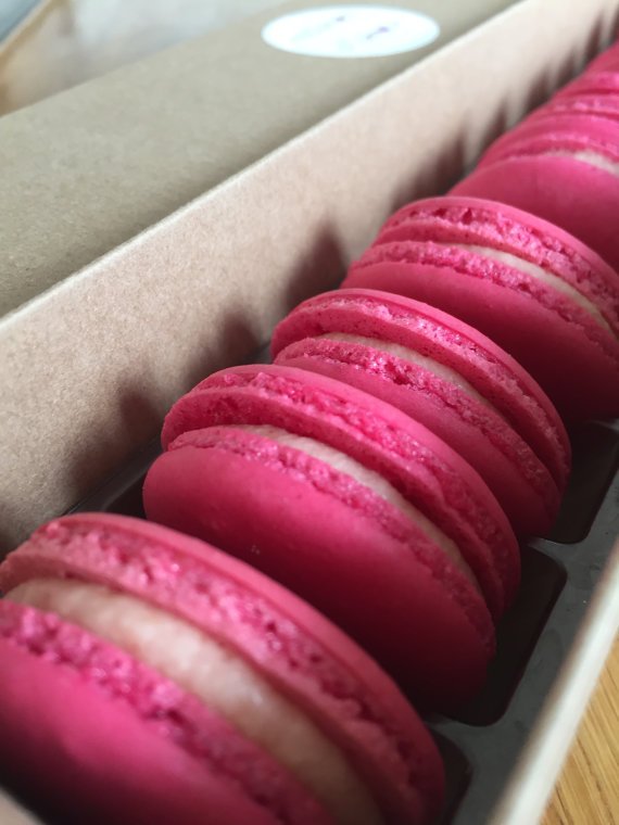 WoW_Bromley's tweet photo. What's your favourite #macarons flavour? STRAWBERRY &amp; PROSECCO Wide range @Macaronsdamour Visit https://t.co/3fTSgap1P9 https://t.co/8c680wHvA2