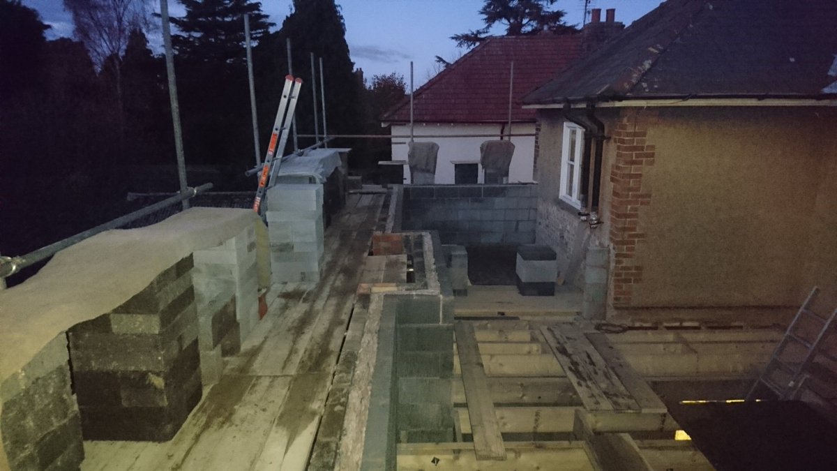 Don't forget to cover up tonight. Temperatures are set to drop, clear skies indicates low temperatures. #freezing #drymaterials #blocklaying