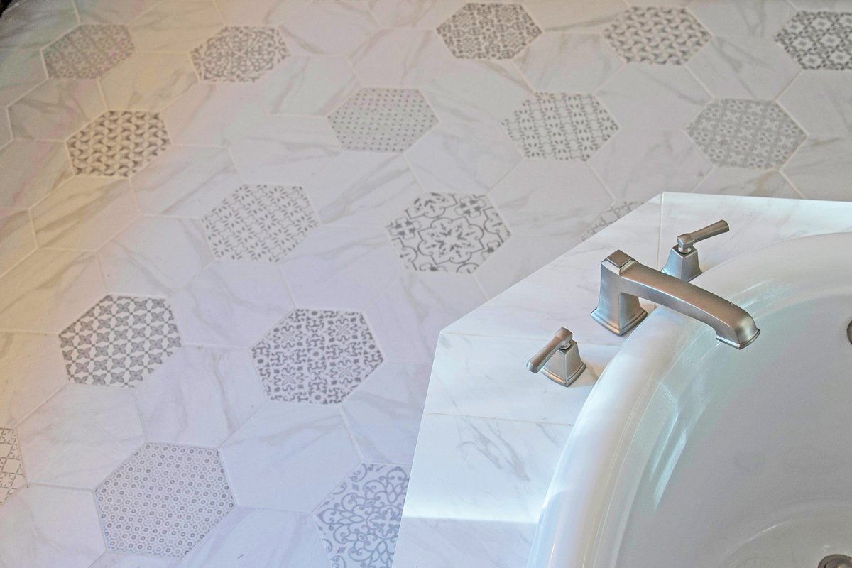 ceruleanconcept's tweet image. Can you tell we have a thing for White Carrara? This was installed just in time for the holidays! @Daltile #AustinInteriorDesigner