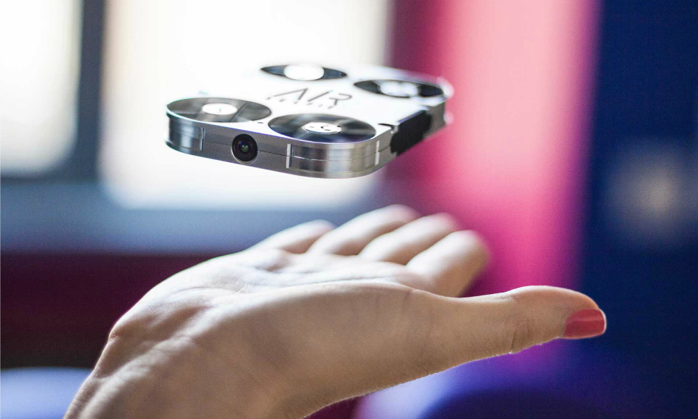 ¡Adiós selfies incómodas! Un mini dron con cámara integrada llega para salvarte dlvr.it/Mm8llj