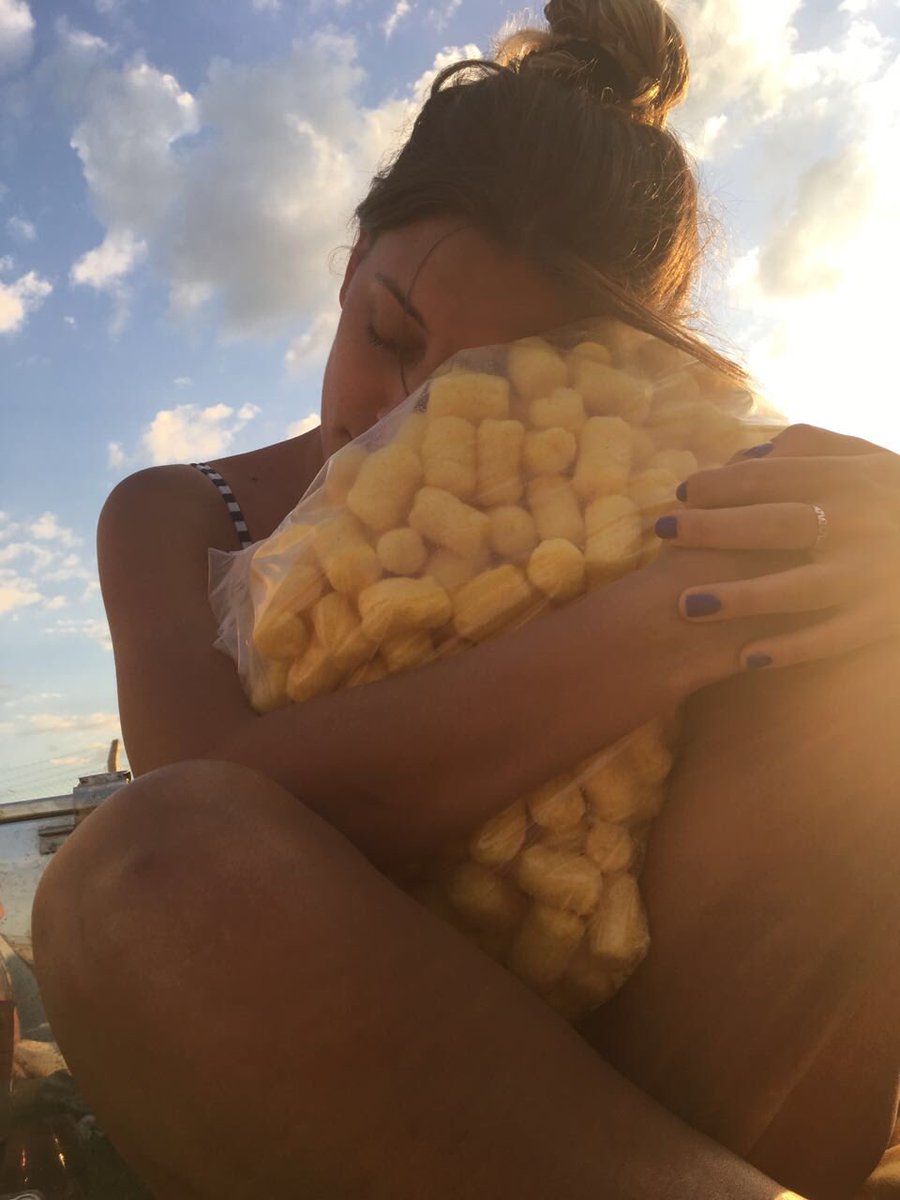 carocui's tweet photo. Cuando entendes que tu futura concubina es todo lo que esta bien en el mundo @karinncapra https://t.co/ghzRBlvpZp