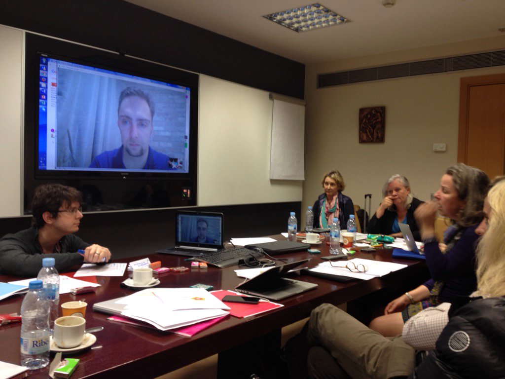 #collabaration <a href="/sjlutterbie/">Simon Lutterbie</a> from #LA working together with the #barcalona team about #sohaw <a href="/iOpenerIPP/">iOpener Institute</a> @iOpener_IB