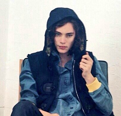 "Entertain me.."  #NickiOnline