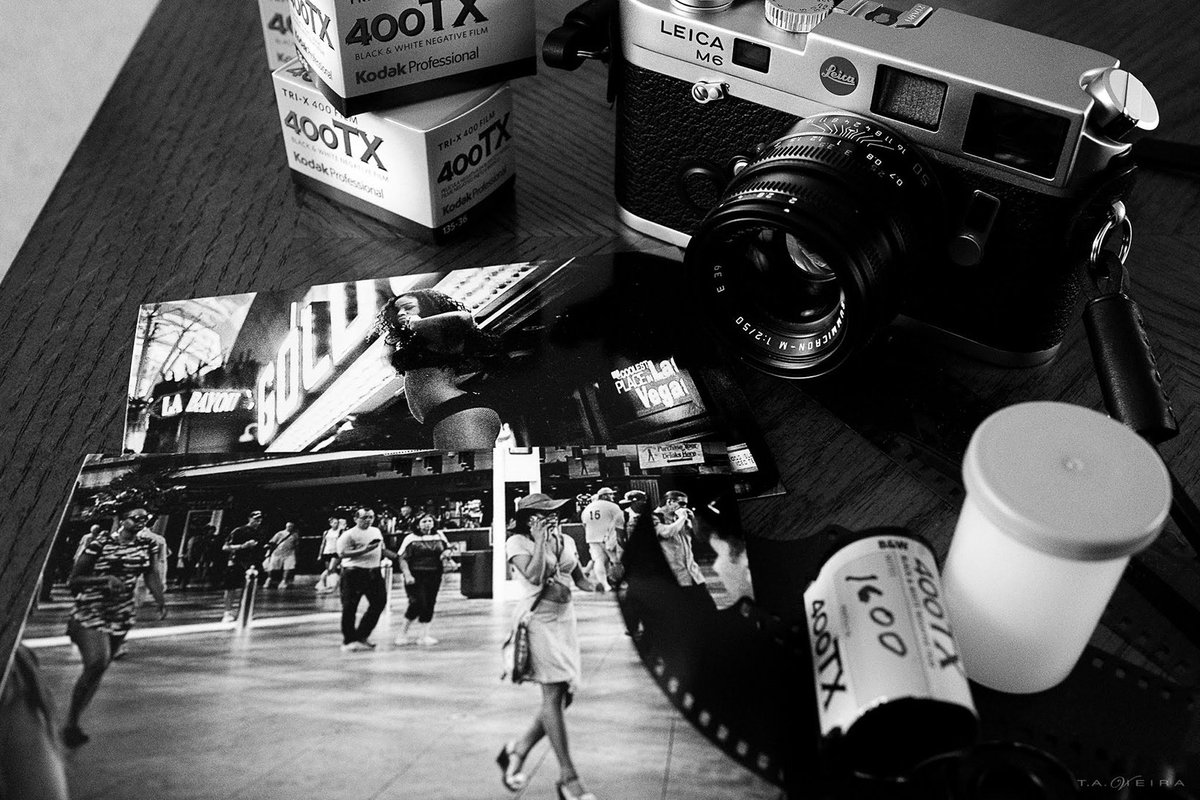 Фотоаппарат дает на пленке изображение человеческого. Фотопленка для фотоаппарата. Черно белая фотопленка. Пленочный фотоаппарат черно белый. Пленка для фотоаппарата.