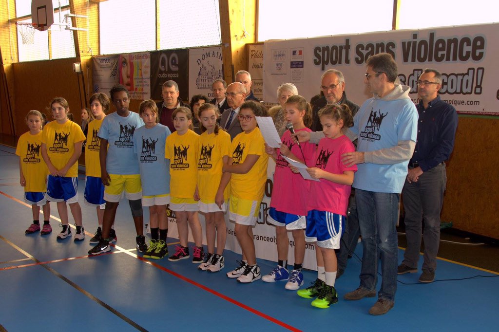 CDOS_41's tweet photo. BRAVO à toute l'équipe de #ESCCC basket-ball pour son engagement contre la violence dans le sport !
[ Réserver les kits #SSV41 - #CDOS_41 ] https://t.co/YMotnlJ4Wn
