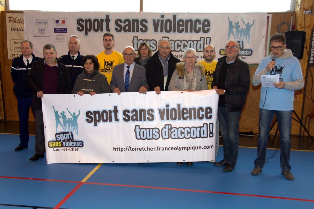 CDOS_41's tweet photo. BRAVO à toute l'équipe de #ESCCC basket-ball pour son engagement contre la violence dans le sport !
[ Réserver les kits #SSV41 - #CDOS_41 ] https://t.co/YMotnlJ4Wn