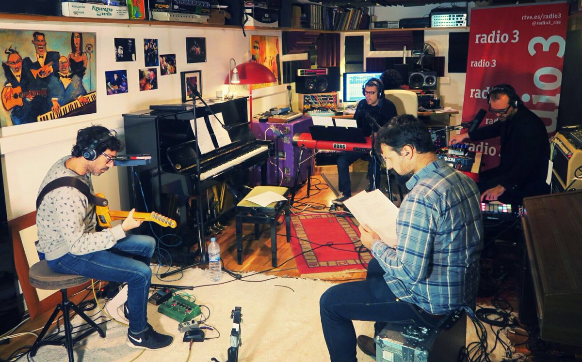 La casa de <a href="/ivanferreiro/">iván ferreiro</a> es ahora el estudio de <a href="/radio3_rne/">Radio 3</a>