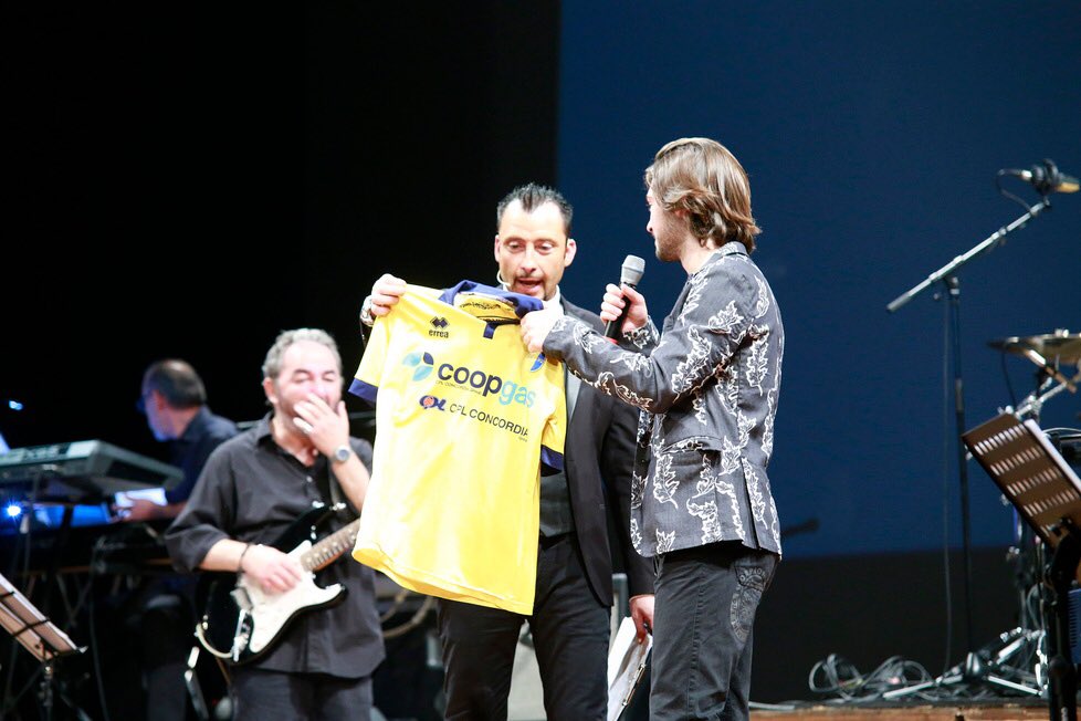en_loop's tweet photo. Teatro Storchi, #PremioBertoli, il vento di un amore/dolore calcistico soffia ancora: forza #Modena sempre! 💔🐤⚽️💛💙 https://t.co/xWUF4DEmQW