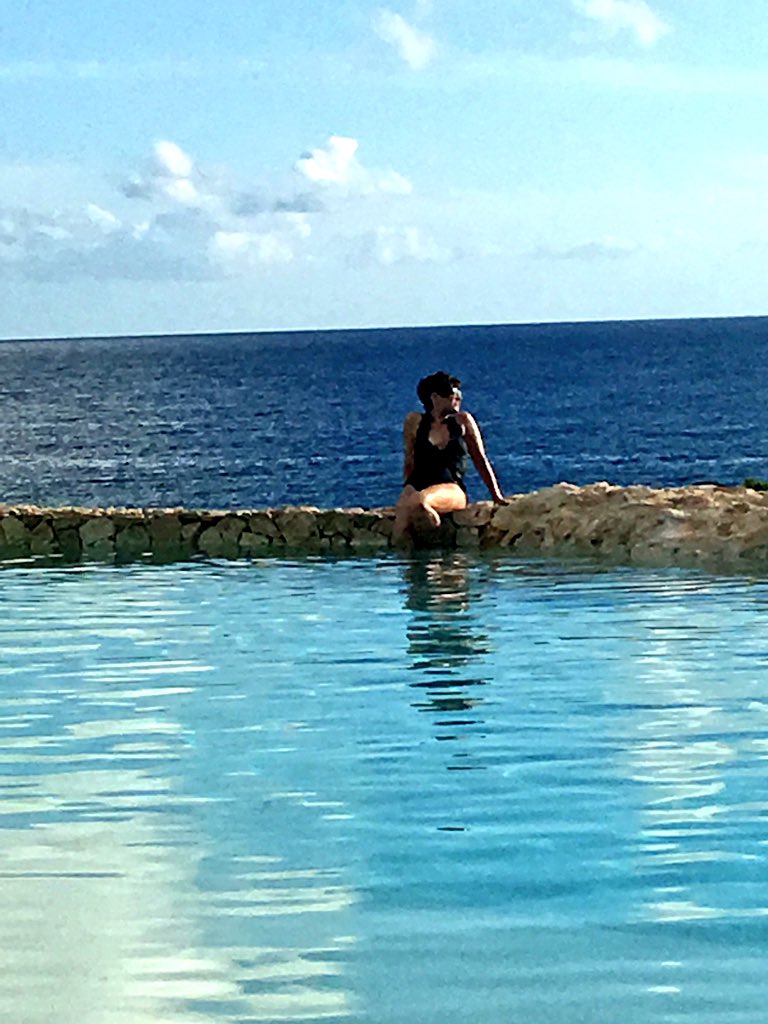 RobynJLevy's tweet photo. #lifeisgood #workhard #playhard 😃#VIP from #nj to #STMAARTEN #2wives #iLoveyouchristina 🏝 https://t.co/B7NRviB0hh