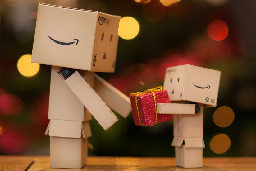 Presents fun. Коробка Amazon. Коробочка Амазон. Квадратный человечек Danbo. Человечек из коробки Амазон.