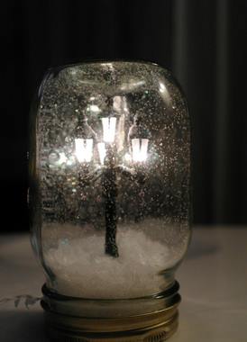 JulieFord19's tweet image. Grab an empty jar, a dollhouse miniature, some glue, and fake snow, and you’ll have a water-free snow globe decoration. #EasyDIYProjects