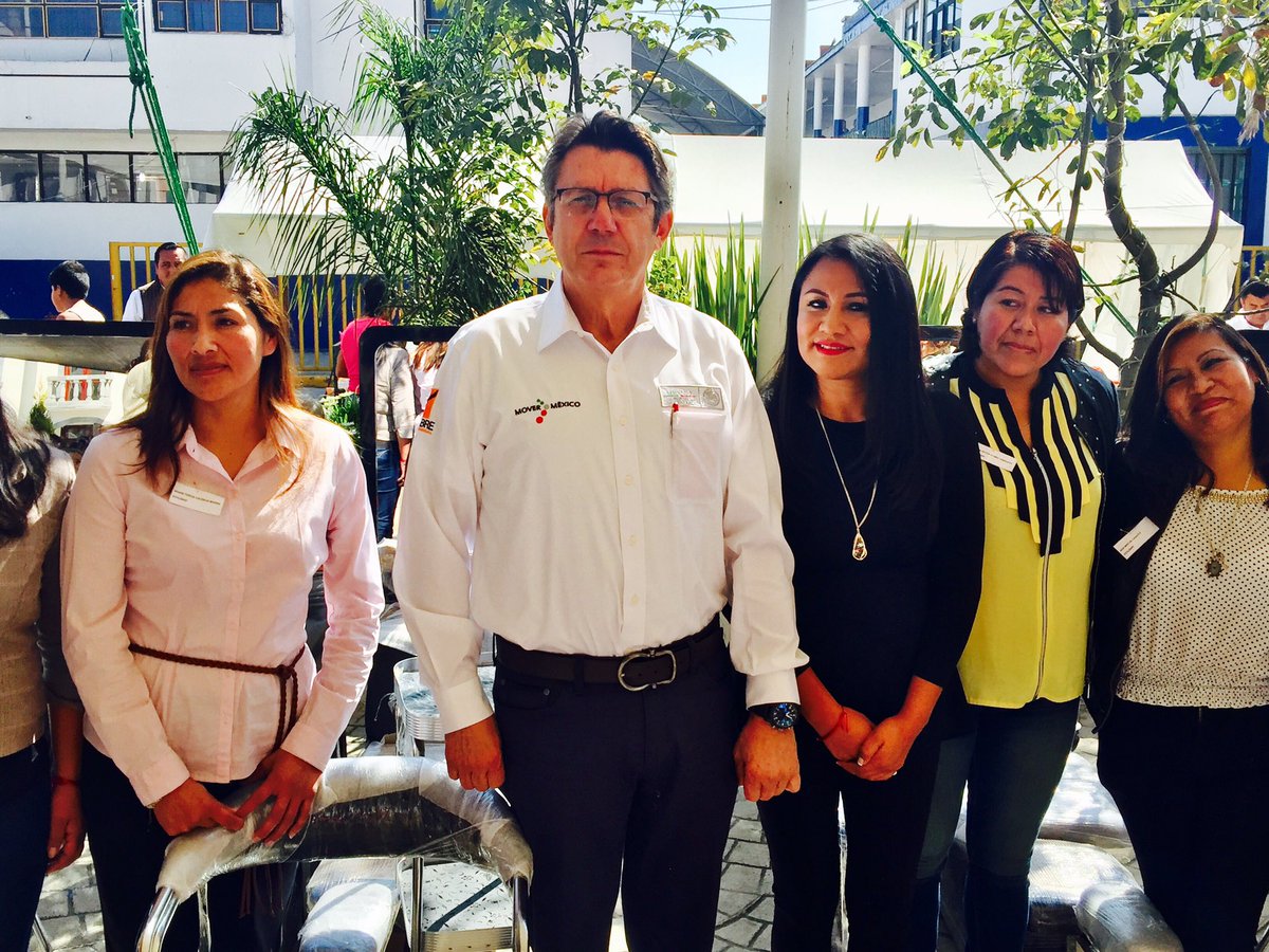 Vega_Rayet's tweet photo. Con gusto acompaño a @Melymak en la entrega de apoyos  del municipio de @CoronangoOfic #ProgresarParaTransformar #MoverAMéxico https://t.co/lZjfeTYUyJ