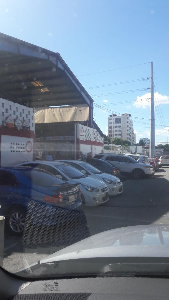 imfernandezRD's tweet photo. Taller #GARPE coge la calle y la acera para hacer sus trabajos. Los demas vehiculos... Al carajo. 
Cuando quieran @AMETRD pueden hacer algo! https://t.co/V9kvf36mkL