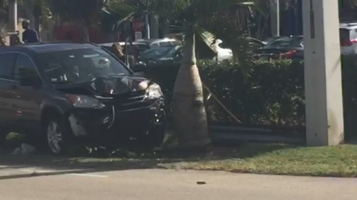 #BREAKING 3 injured after SUV crashes into bus bench in Hollywood bit.ly/2gCqjuf https://t.co/iOjA7LBo92