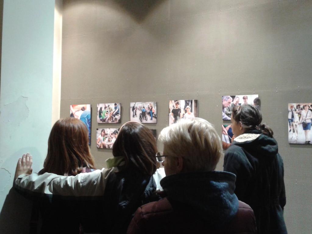 angelstomasgonz's tweet photo. Exposició fotogràfica GUAUUU quins terapeutes! fruit de la col-laboració entre @AlPerroVerde i entitats socials Acosteu-vos! Molt bona feina https://t.co/gIzjrl9K3z