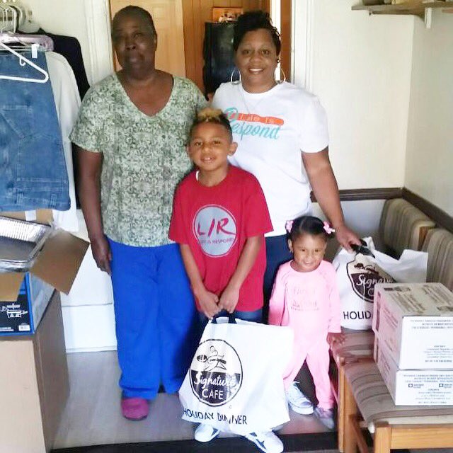 life_isrespond's tweet photo. Thanksgiving giveaways was a success for the second year in a row!!!!!! @bralynking #LifeIsRespond https://t.co/MnardeWYB6