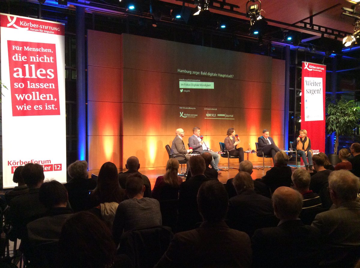 iMo's tweet image. Auf dem Podium: @malienamadrina von @jhacktnord, @difacil von @hckrschl, und Carsten Brosda von @Senatskanzlei Hamburg #digihh @KoerberForum