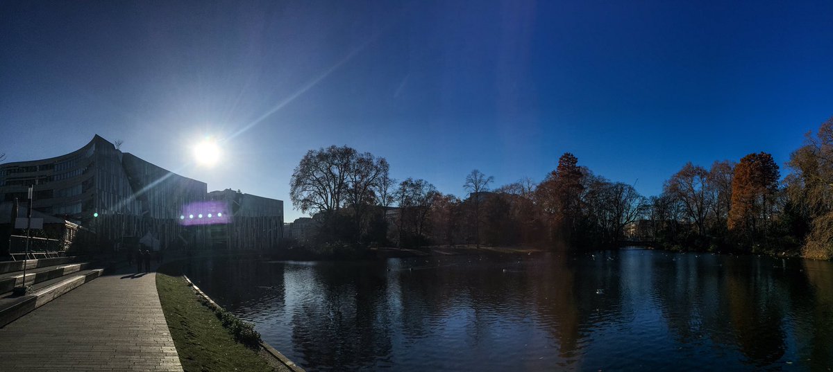 Antiss69's tweet photo. Noch aus der knackigen Mittagspause nachgereicht... 😌😎🌞 #skyblue @Duesseldorf #hofgarten #Koebogen #himmelsimpressionen https://t.co/Gq8CLpFXEa