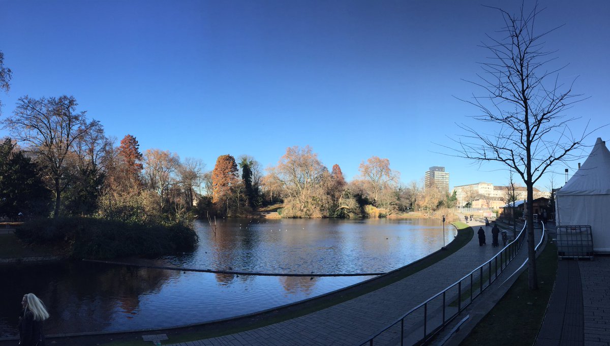Antiss69's tweet photo. Noch aus der knackigen Mittagspause nachgereicht... 😌😎🌞 #skyblue @Duesseldorf #hofgarten #Koebogen #himmelsimpressionen https://t.co/Gq8CLpFXEa