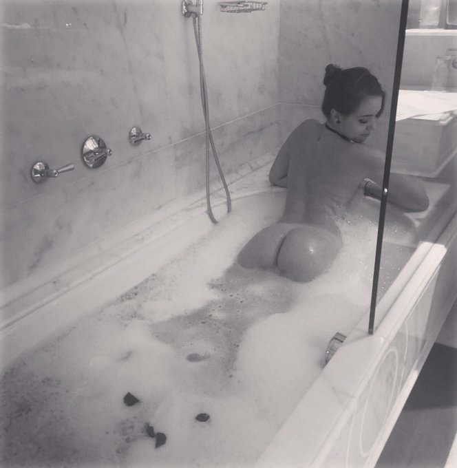 👑👑👑 https://t.co/r9BEZQHxFG<a href="/tag/webcams"class="tags"><span>#webcams</span></a>