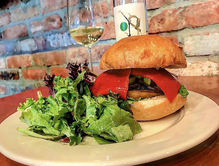 Rustwynwood's tweet photo. CHIVITO VEGETARIAN!
Portobello mushroom, red bell peppers, green olives, arugula, rosted tomato, caramelized onions, mix greens. https://t.co/Nyh6bkGA73