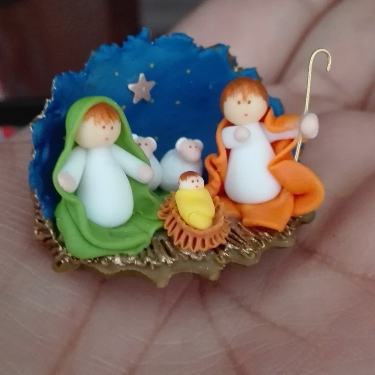 Sol_Angela_Andr's tweet photo. Me lo encontré cerca a #unicentro. Mi #primerpesebre #minipesebre #sagradafamilia https://t.co/vHDFqpTEfj
