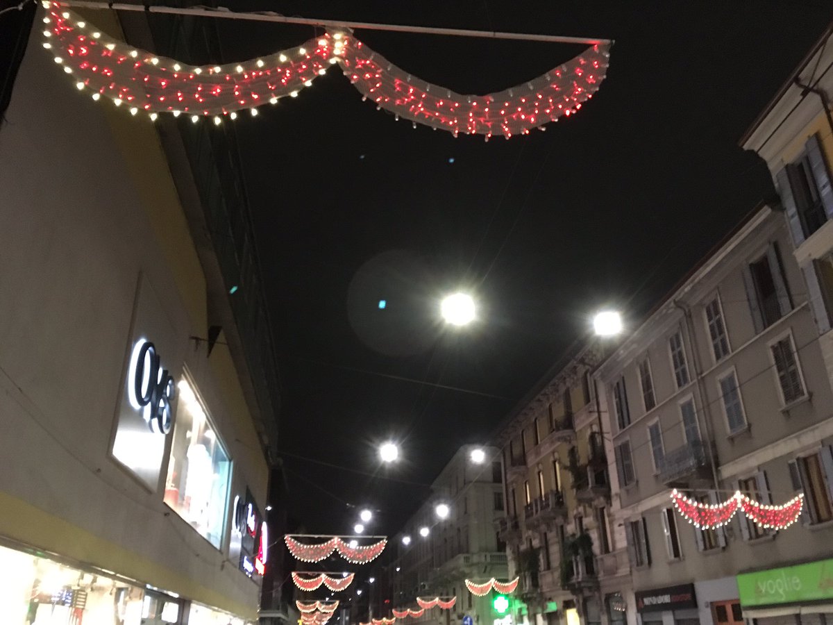 Quando ci vuole, ci vuole. L'illuminazione natalizia di #corsosangottardo quest'anno è davvero brutta #severomagiusto #milano #natale16