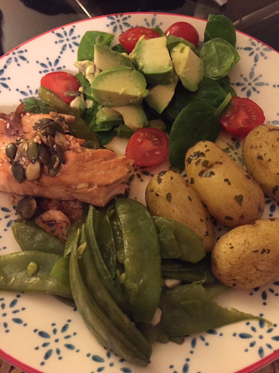 LaPerfectLife's tweet photo. Salmón con sésamo y frutos secos, judia verde, espínaca, tomate, aguacate y potatos!  #healthyfood #comersano https://t.co/r6e7rd2Ndy