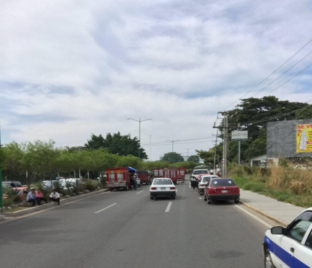 mariogoso's tweet photo. Prevalece bloqueo en la delegación SAGARPA @SAGARPA_mx tomen sus precauciones tráfico laguitos reloj floral https://t.co/ZZQzmjNnR5