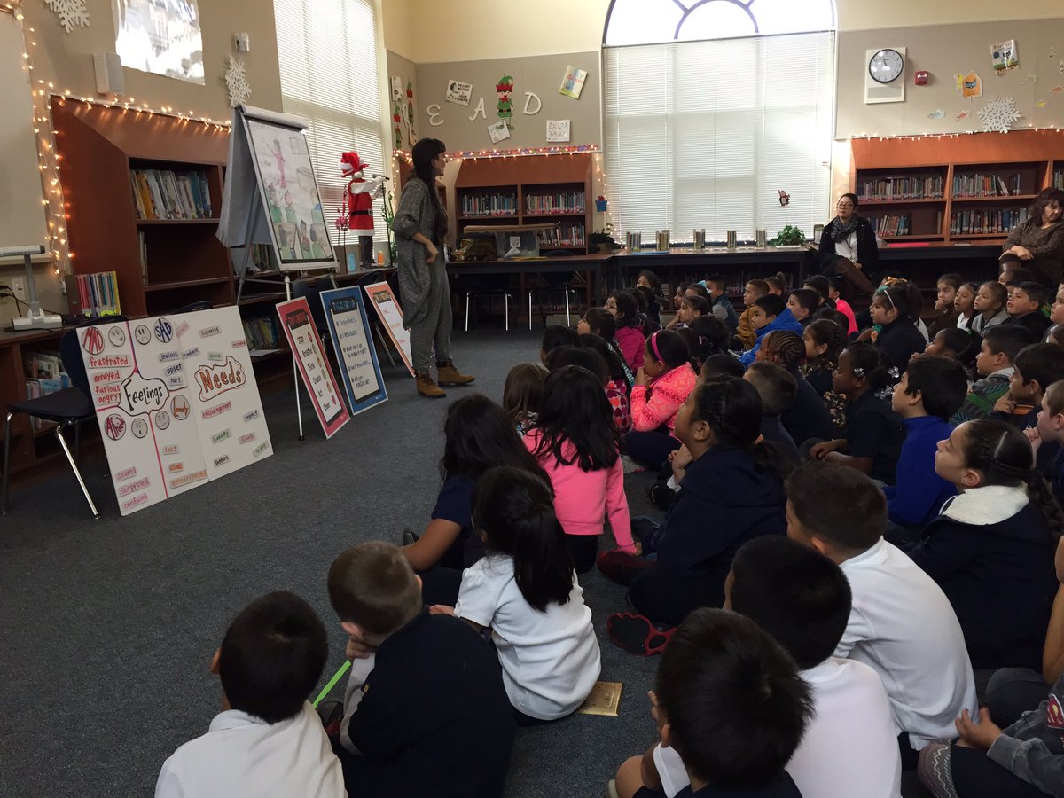JadeUrenda1's tweet photo. Learning how to express ourselves... #SoulShoppe @HeightsBears @PittsburgUSD https://t.co/lszNrBAprN
