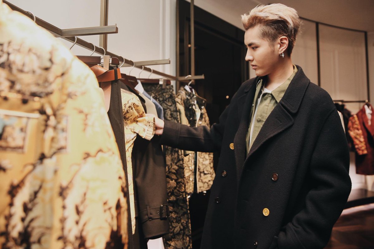 Burberry Twitterissä: "#KrisWu the new @Burberry SKP store wearing pieces from his new Kris Wu https://t.co/BHXfKXXWLG" / Twitter