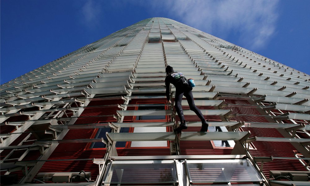 Una araña con ‘agallas’: así escala el ‘Spiderman’ real dlvr.it/MmBtBh