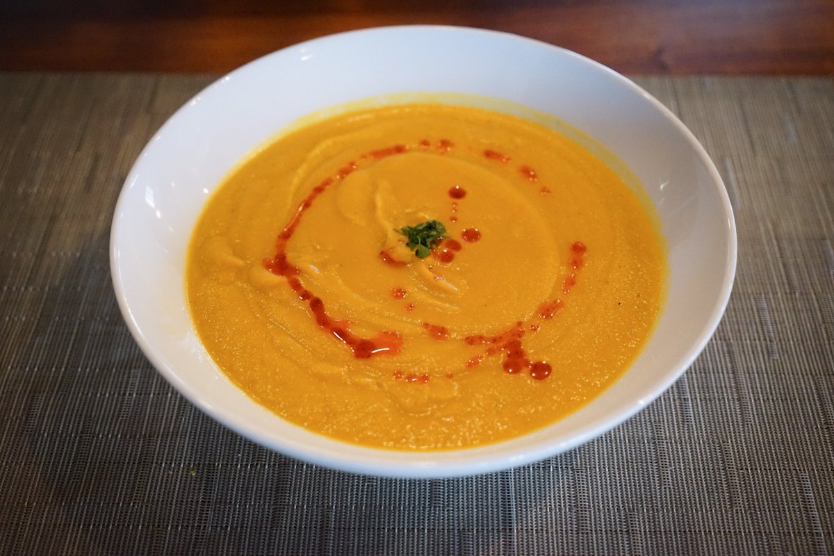 DELICAsf's tweet photo. Roasted butternut squash simmered with sage, thyme, ginger &amp; onions. Pureed with veggie broth &amp; garnished with chili oil. Vegan/Gluten free https://t.co/Uai7JDfL6W