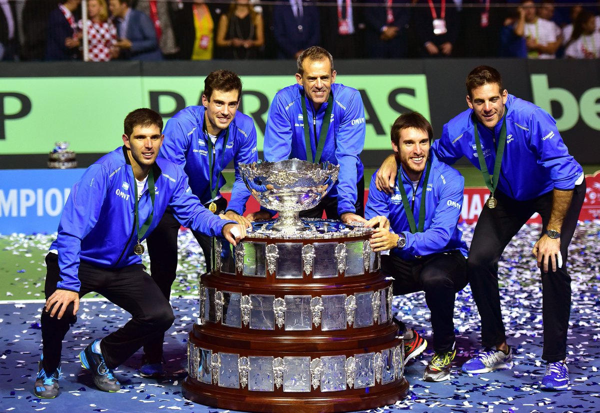 MPeleteiro_AS's tweet photo. .@Argentina, de chico a grande.
Por @jorgeducci
#Matchball #CopaDavis #CopaDavisFinal
https://t.co/sCrmaYZXC1 https://t.co/Cu4u8QMQb4