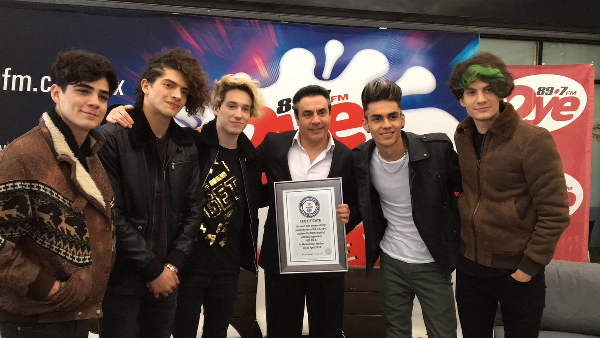 Oye897's tweet photo. Reconocimiento por tener el récord del mundo en la #FirmaDeAutógrafos más grande con #Oye897 🙀😏👌🏻 ¡Felicidades @CD9 ! 👏🏼 https://t.co/4HkxyWbUQH