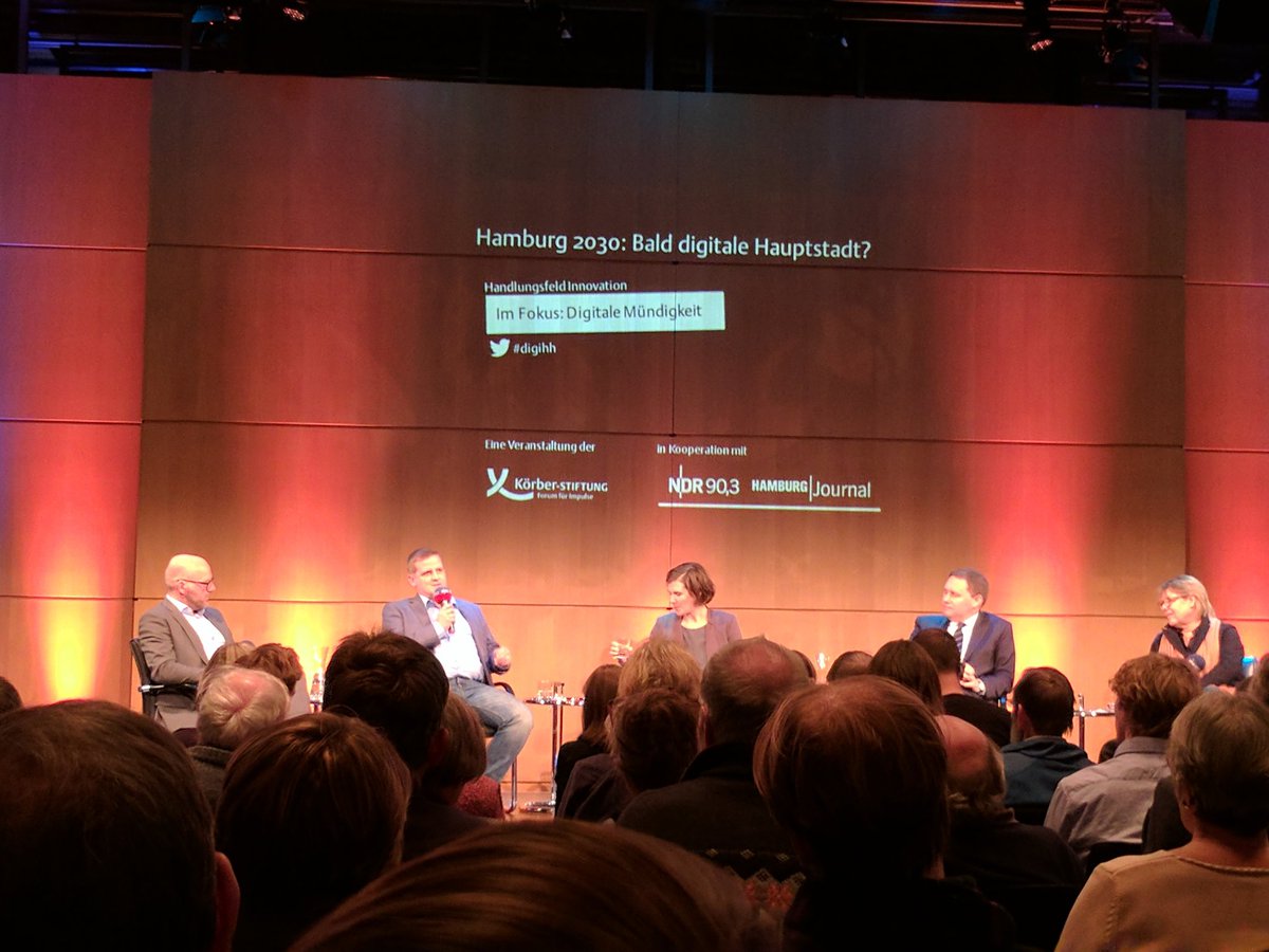 codeforhamburg's tweet image. .@jugendhackt / @malienamadrina  mit Staarsrat Brosda diskutiert über  #DigitaleMuendigkeit  #digiHH &amp;amp; das @codeforhamburg Lab lauscht!