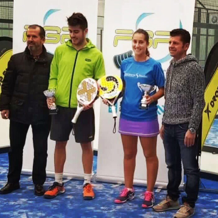 La jugadora Paloma Lázaro, subcampeona gallega en la categoría mixta junto a Pablo Álvarez Carreiro. ¡Enhorabuena Paloma! 👏🏼👏🏼🔝 #TeamSANE