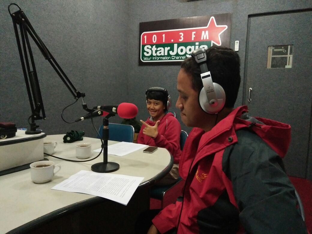 #VERYLATEPOST #THROWBACK
Jumat (25/11) lalu <a href="/1buku/">1 Buku utk Indonesia</a> bertandang ke Star FM Jogja untuk berbagi cerita dan mempromosikan #MalakaMenyala