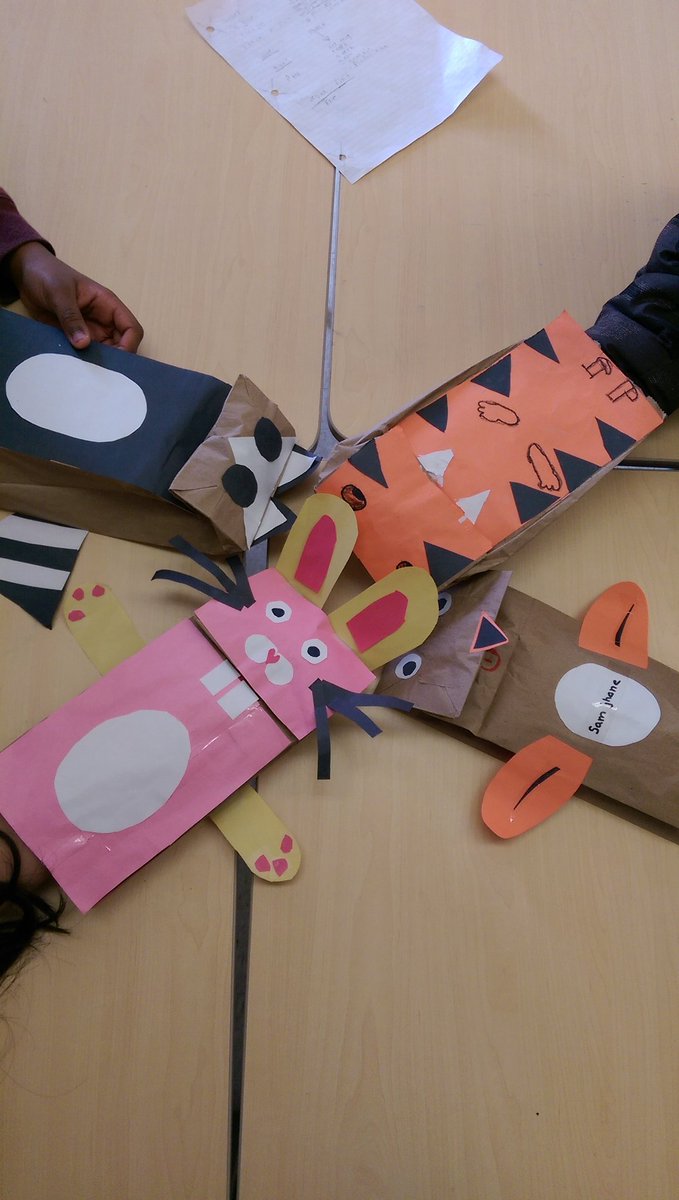 CSVFrench's tweet photo. Gr. 4 students used puppets to meet friends and practice speaking French! We had a lot of fun, ask them the date or to introduce themselves! https://t.co/JsUqk5H6IN