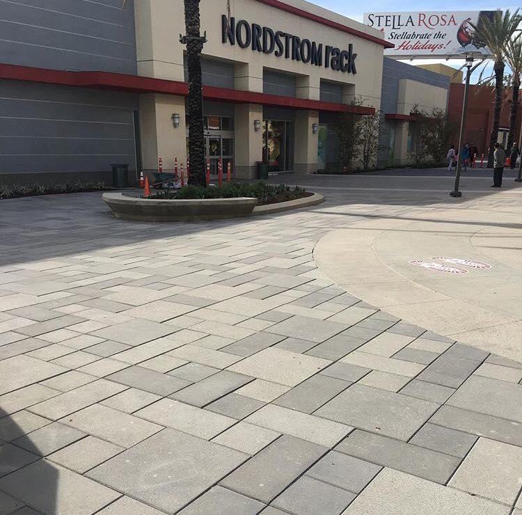 AckerStone's tweet photo. Check out our Palazzo slabs in an Ashlar pattern. Looks amazing right? Great job @paverdecor! #ackerstone #pavers #paverdecor #icpi #slabs https://t.co/B1L4zDGTyU