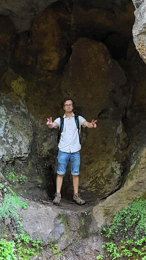 Student identified in <a href="/SIUC/">SIU Carbondale</a> off-campus fire by <a href="/CarbondalePD/">Carbondale Police</a>  as Alexander Kierstead, 20, from Aurora, Illinois. ow.ly/CMW4306BQAY