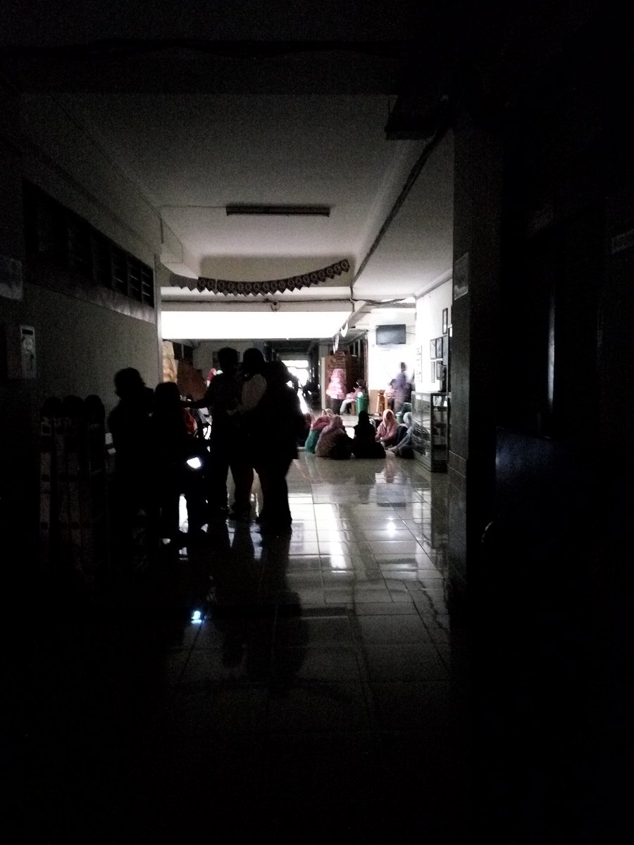 Keadaan di Fakultas Ilmu Budaya saat listrik padam, kembali lagi kegiatan belajar terganggu kesekian kalinya. Semoga solusi cepat ditemukan