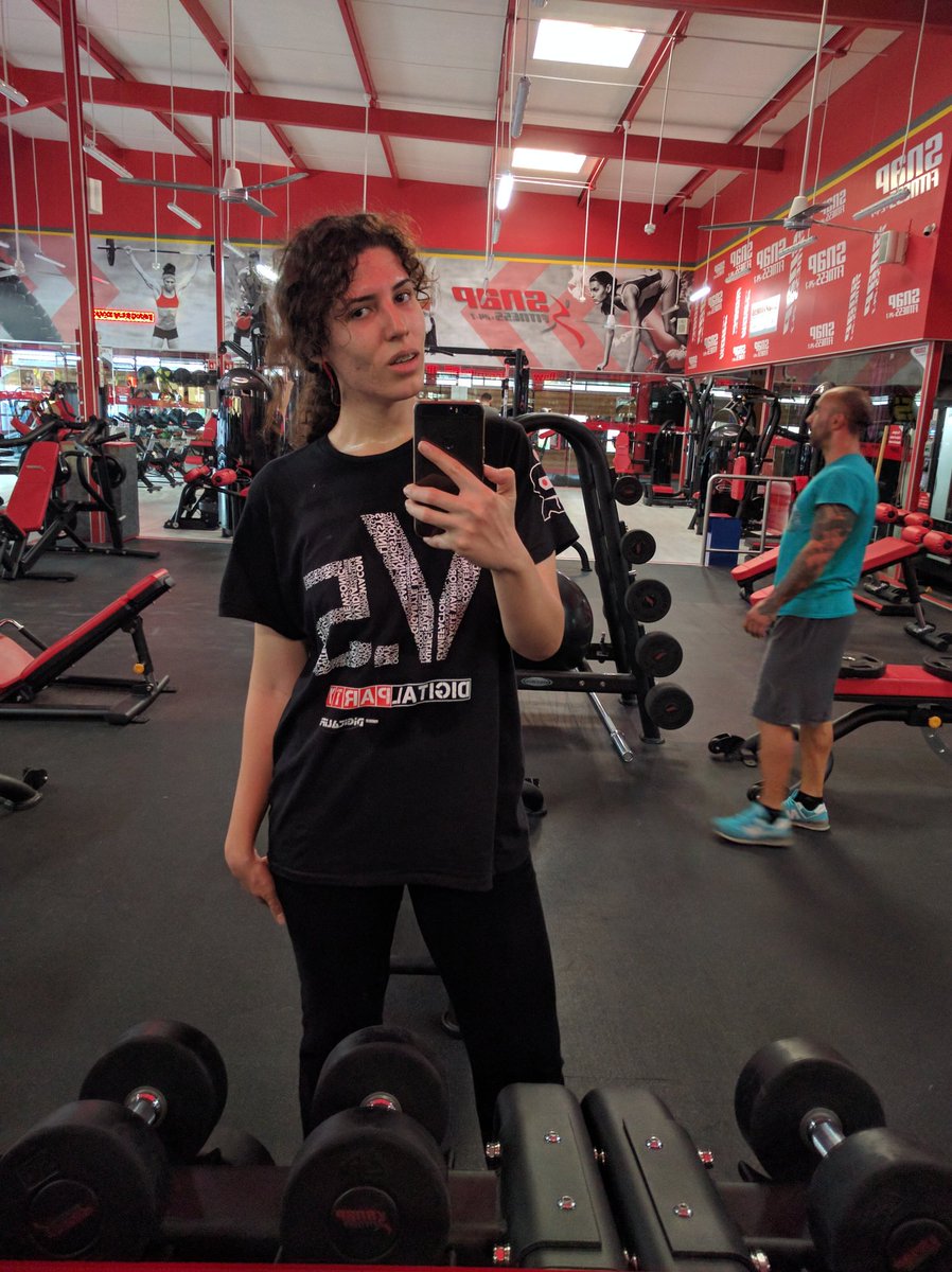 ScarlettPixl's tweet photo. Working out with my @DigitalifeMx #DigitalPartyV5 tshirt :) and then without it #workout #legmonday #fitness #TrainLikeAnAngel https://t.co/8fINUzUoUI