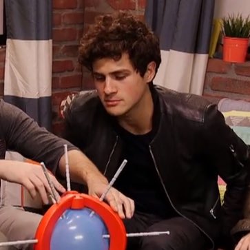 Pinkieruth's tweet photo. LOoK AT tHiS PerfEctLy ScuLpTeD CuRlY HaiR, ThiS iS A GiFT https://t.co/xc0oo7DoM2